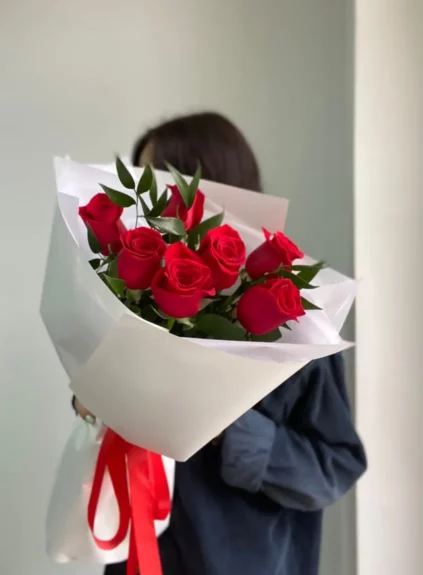 Букет из 7 очаровательных красных роз