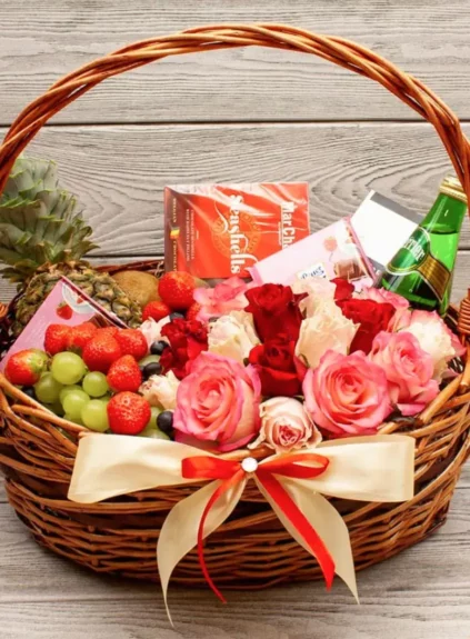 Корзина с фруктами и конфетами