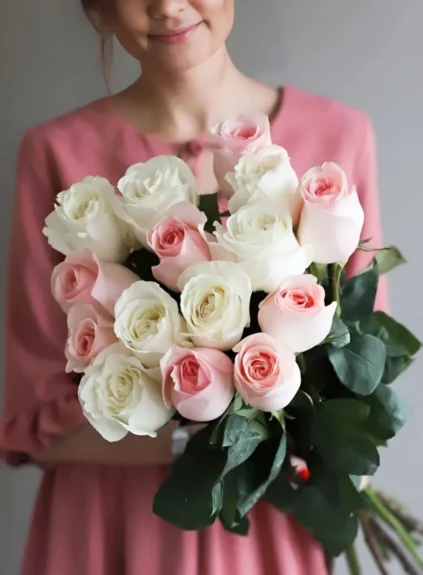 Букет из 15 белых и розовых роз