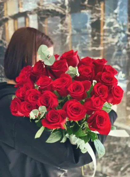 Букет из алых роз