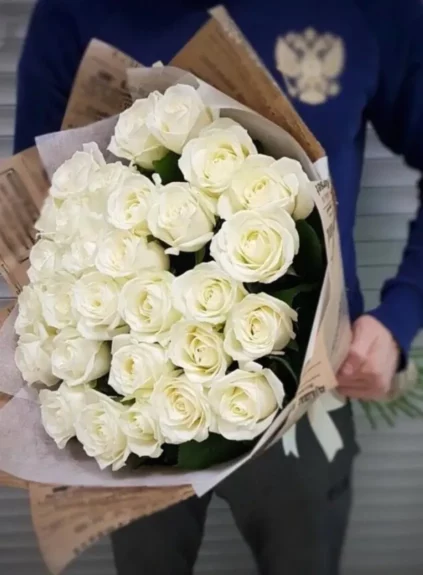 35 белых роз