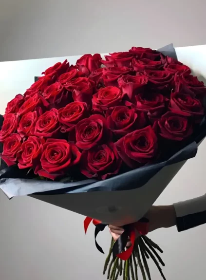 35 красных роз