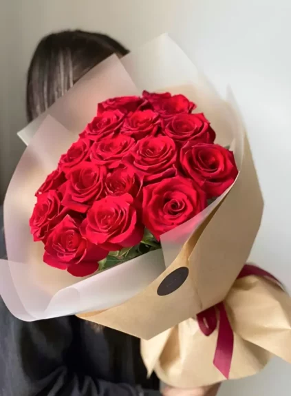 Красные голландские розы
