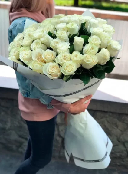 Белые голландские розы