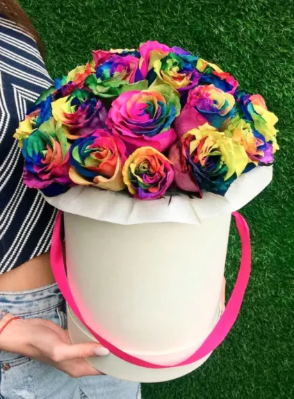 Радужные розы в коробке