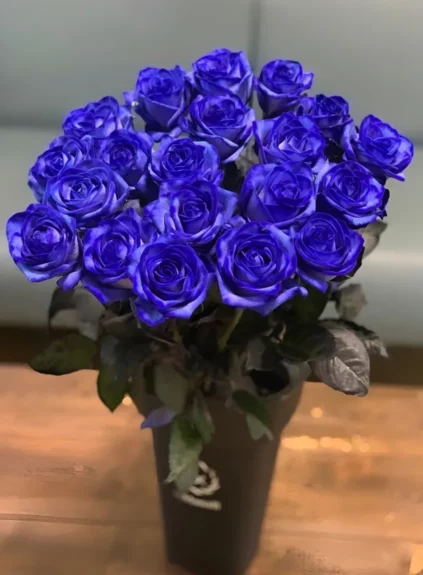 Букет из 19 синих роз