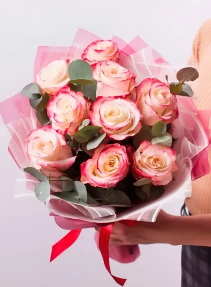 Букет из 9 бело-розовых роз