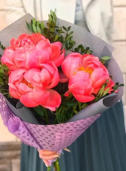 Букет из 3 красных пионов