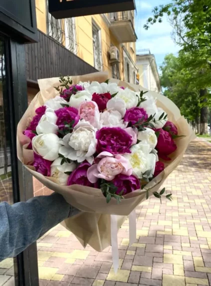 Букет из разноцветных пионов