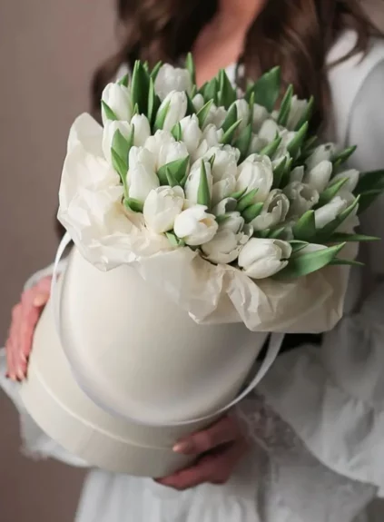 Белые тюльпаны в коробке