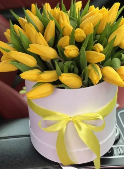 Желтые тюльпаны в коробке