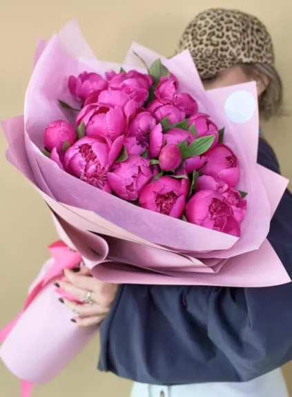 Букет из 19 пионов