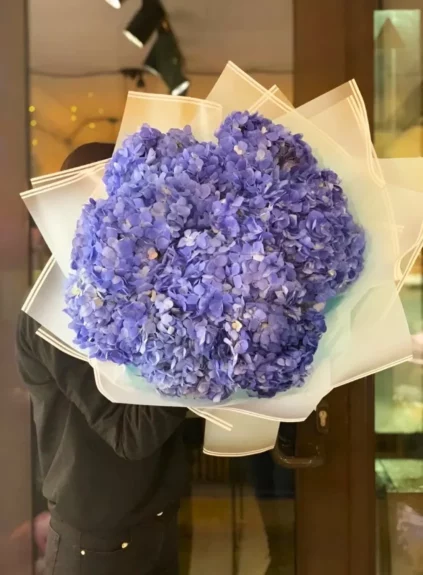 Букет из синих гортензий