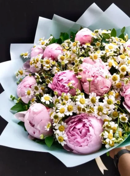 Букет из пионов и ромашек
