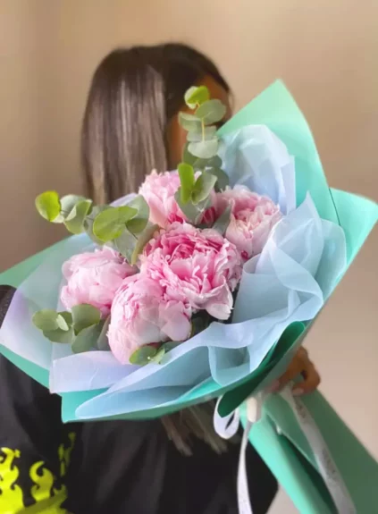 Букет из 5 пионов