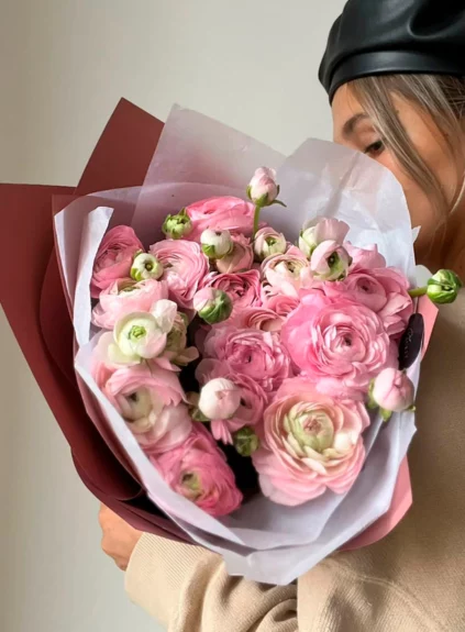 Розовые ранункулюсы