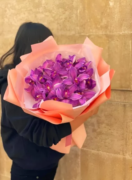 Букет из фиолетовых орхидей